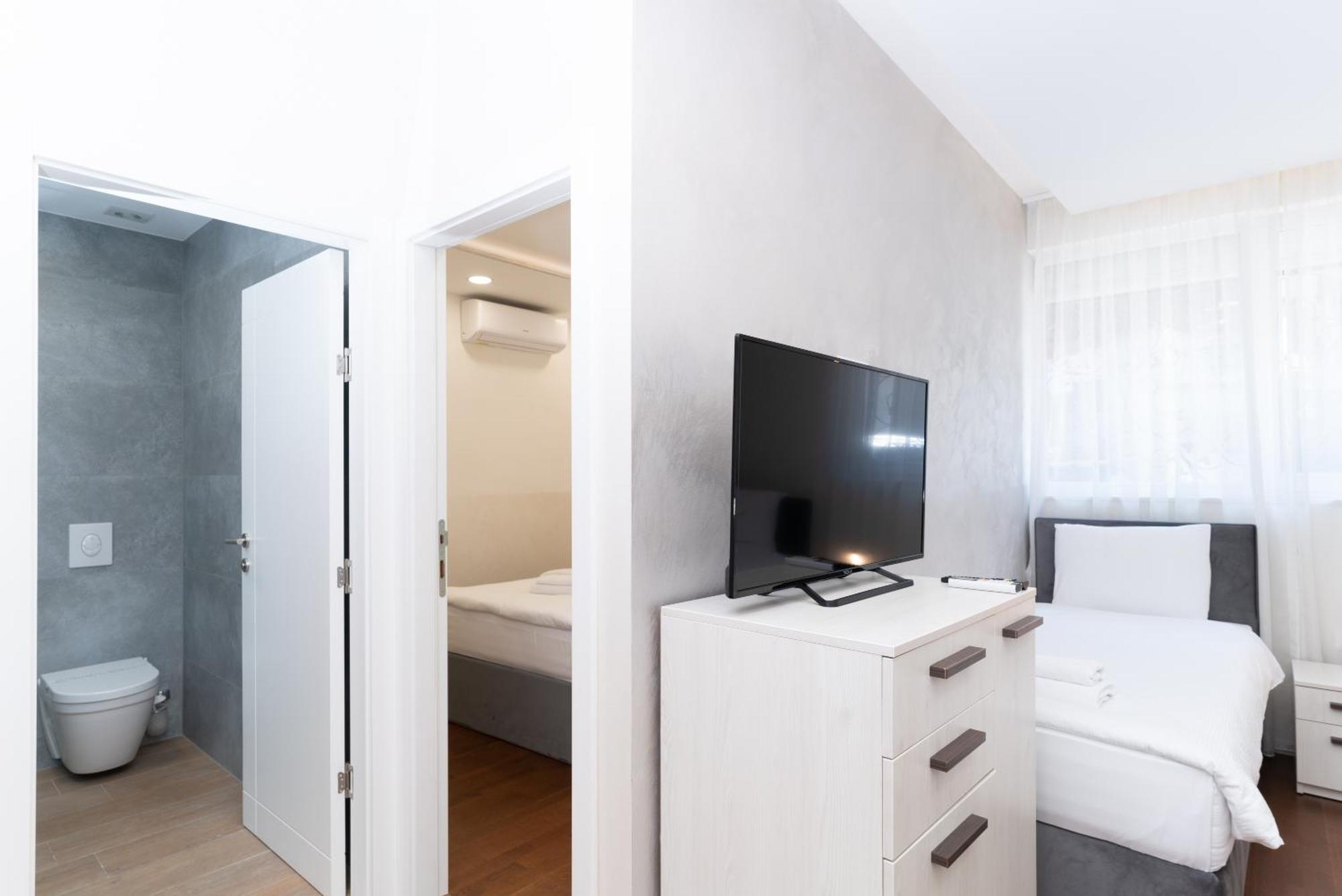 Ornament Hotel And Apartments Сараево Экстерьер фото